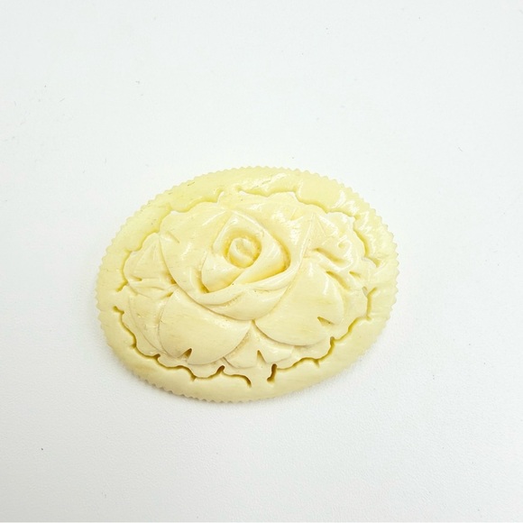 Hand Carved Bovine Bone Rose Brooch - Picture 5 of 6